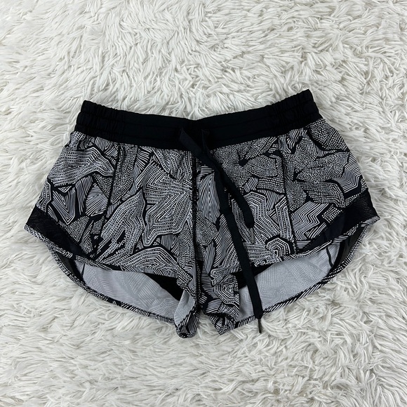 Lululemon Hotty Hot Short Dottie Tribe White Black / Black - Picture 1 of 4